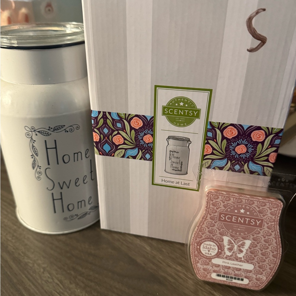 Scentsy wax warmer w/ pink leather wax bar.